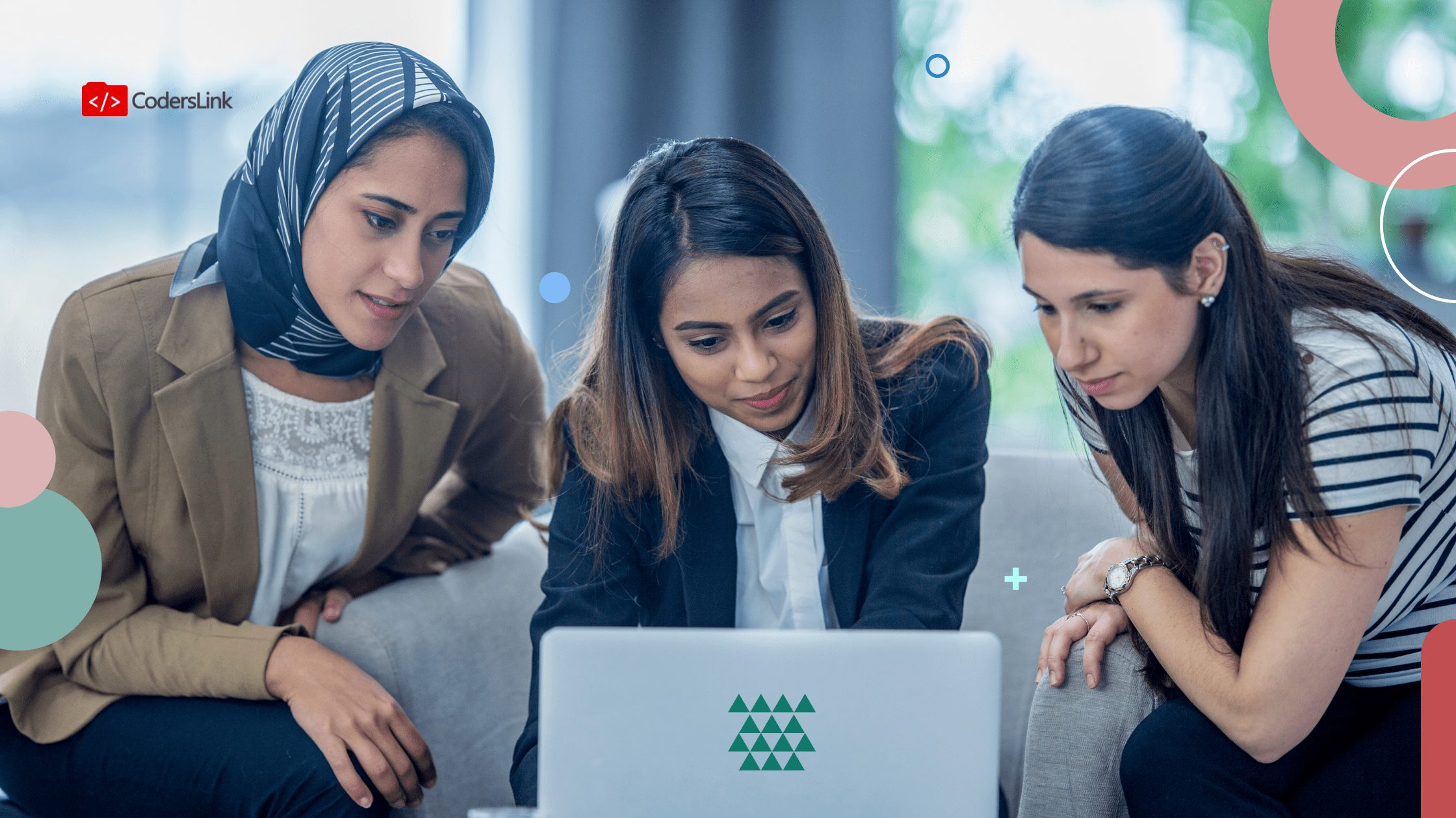 mujeres viendo computadora